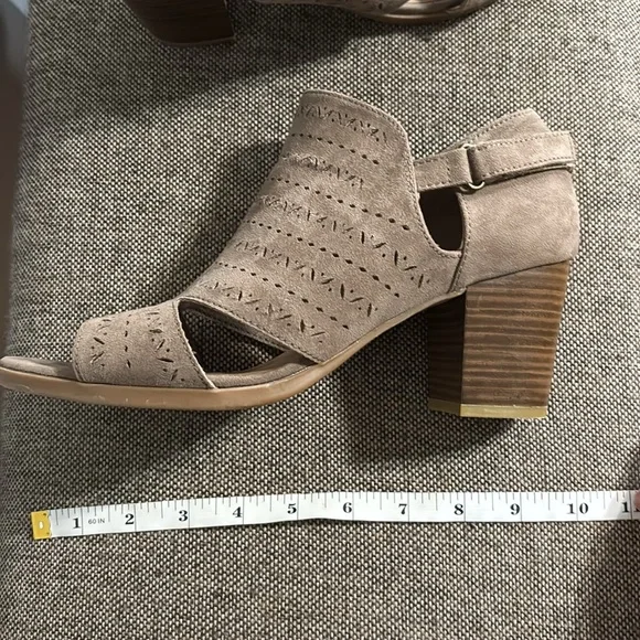 Dept. 222 tan suede heeled sandals , size 8 1/2. - Picture 12 of 15